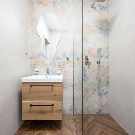 Discover - 3 Rakowicka St - Center With Ac & Netflix 아파트