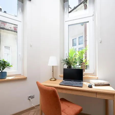 Discover - 3 Rakowicka St - Center With Ac & Netflix